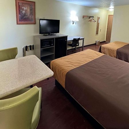 Rodeway Inn Moriarty Екстер'єр фото