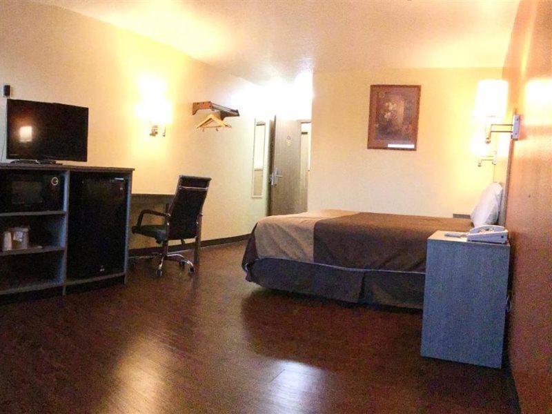 Rodeway Inn Moriarty Екстер'єр фото