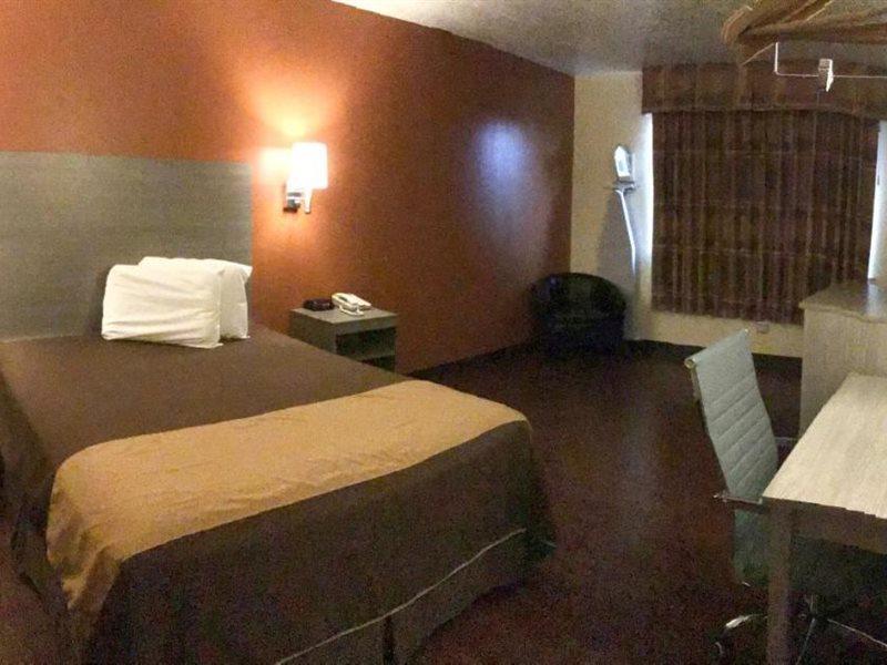 Rodeway Inn Moriarty Екстер'єр фото
