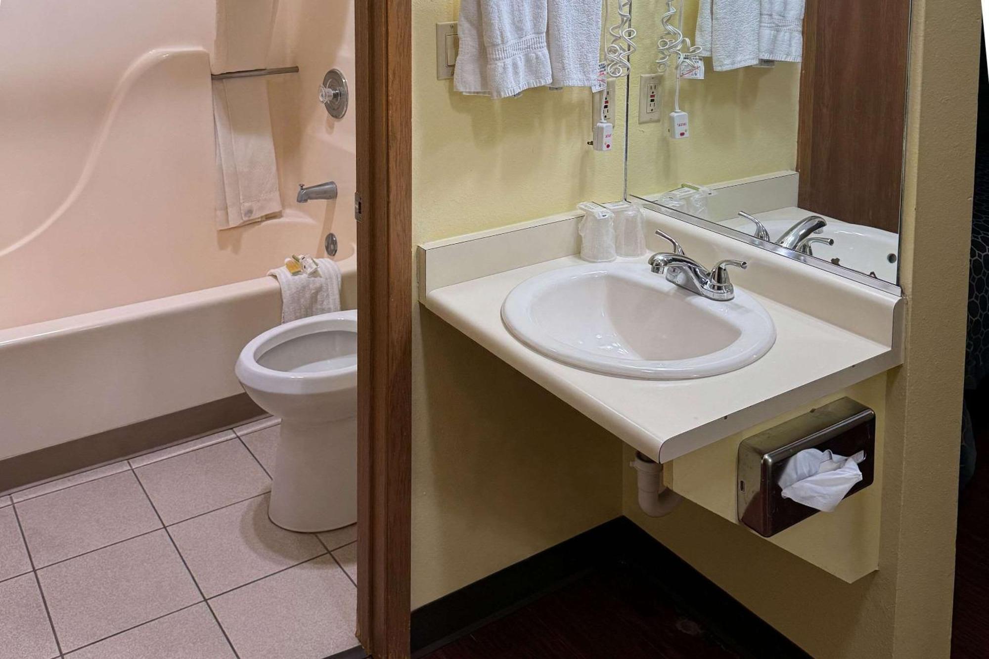 Rodeway Inn Moriarty Екстер'єр фото